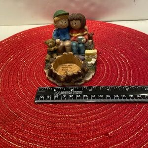 Zingle-Berry Figurine Vintage 2000, “Keeping Cozy”